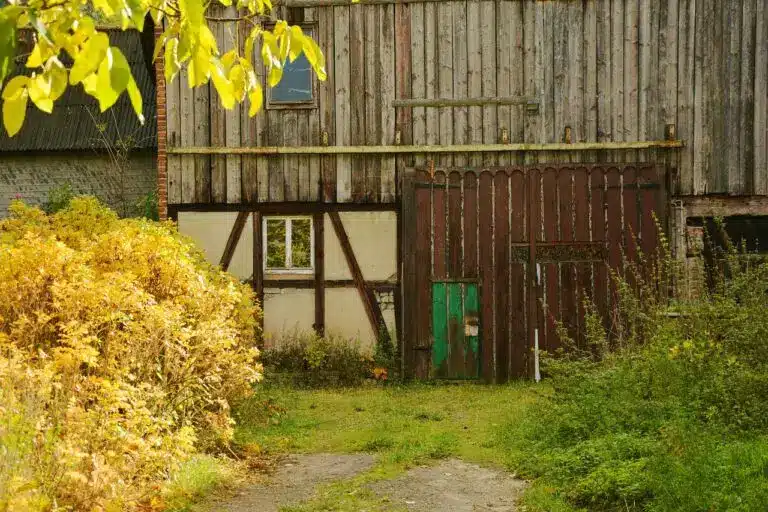Checkliste - Organisatorisches bei Hofübergaben 1 Alte Holzscheune auf einem Bauernhof