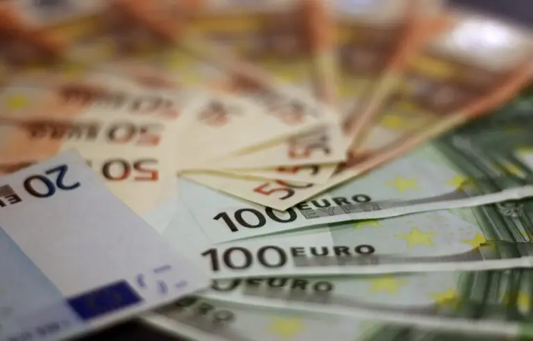 Scheidung ohne Anwalt? Kosten der Scheidungsmediation im Vergleich 1 Euro-Geldscheine