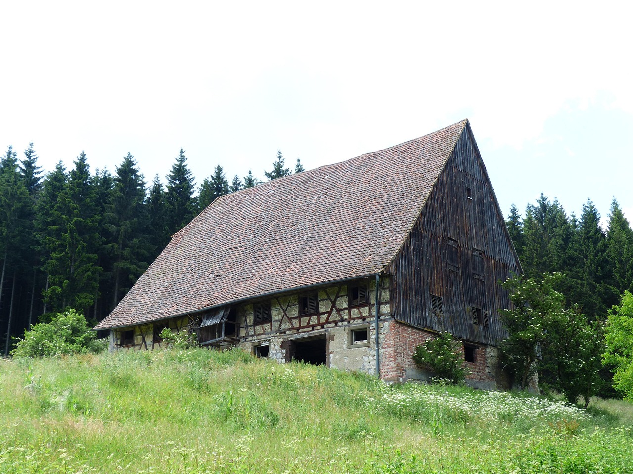 Alte Fachwerkscheune auf einer Wiese im ländlichen Raum
