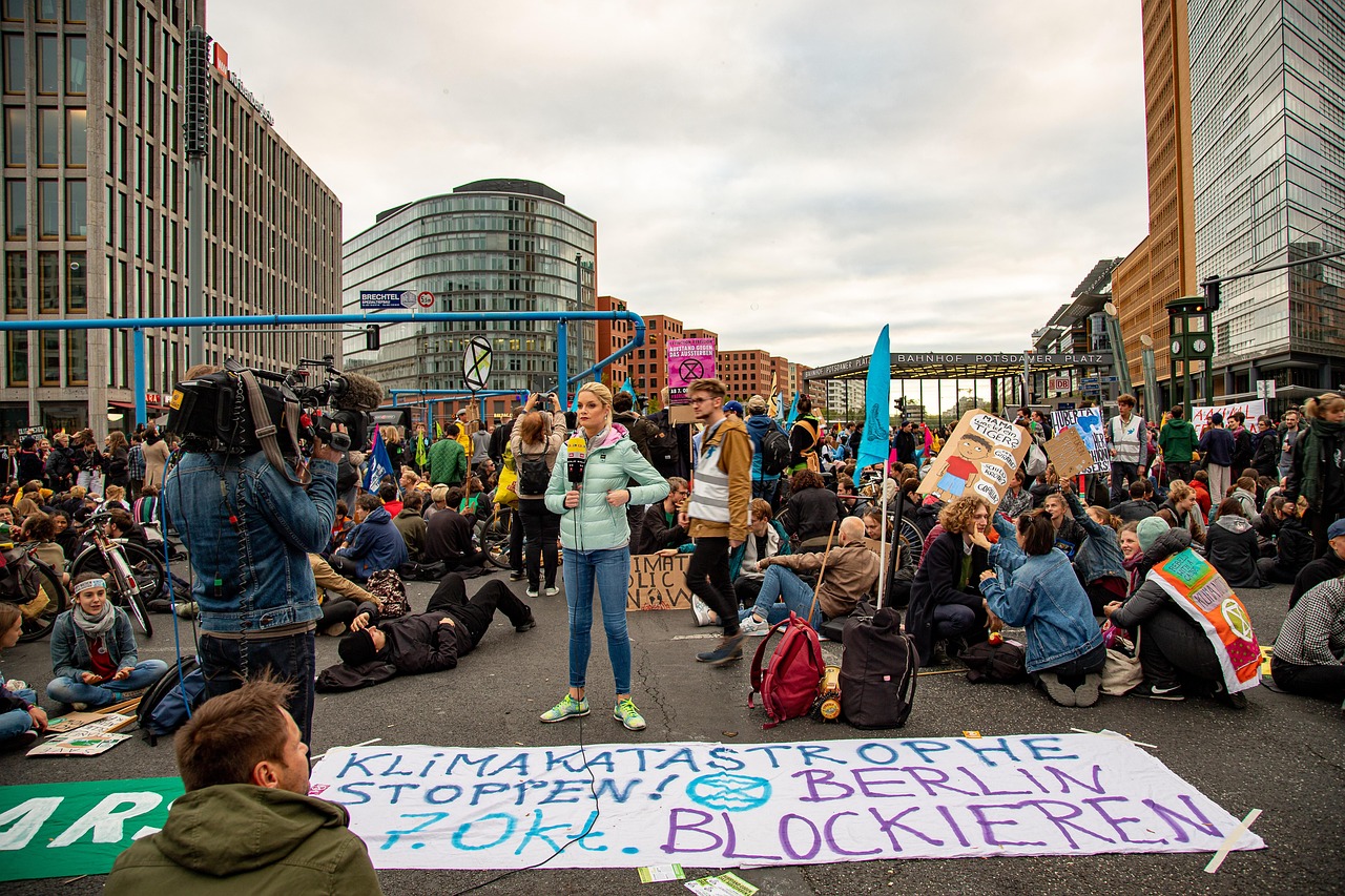 Sitzblockade bei einem Klimaprotest auf einer Großstadtstraße